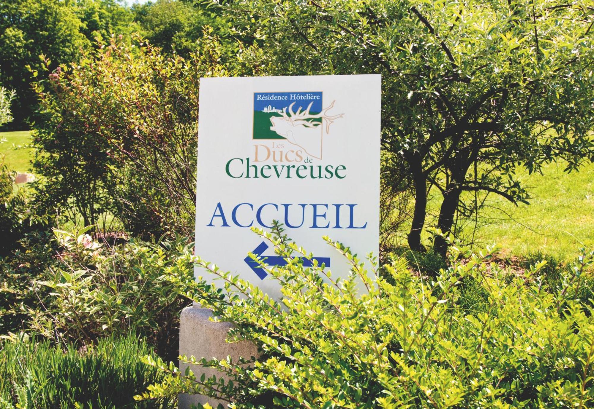 Residence Hotel Les Ducs De Chevreuse Avec Hebergement, Repas & Pdj, Seminaire, Bureau & Parking Экстерьер фото