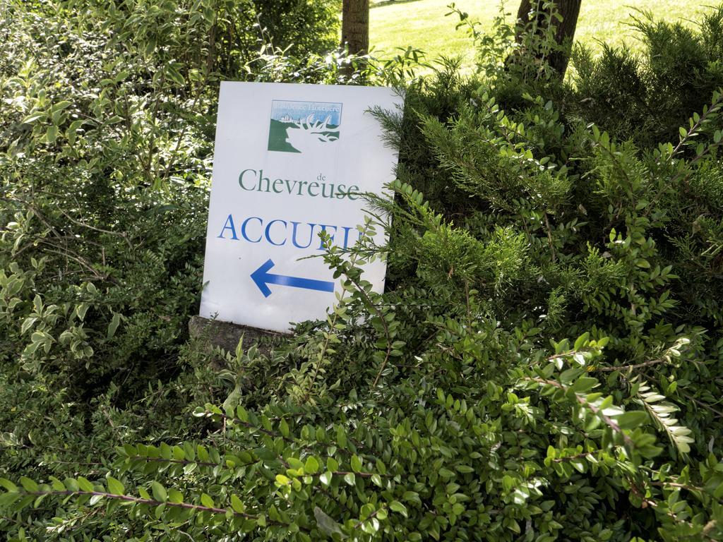 Residence Hotel Les Ducs De Chevreuse Avec Hebergement, Repas & Pdj, Seminaire, Bureau & Parking Экстерьер фото